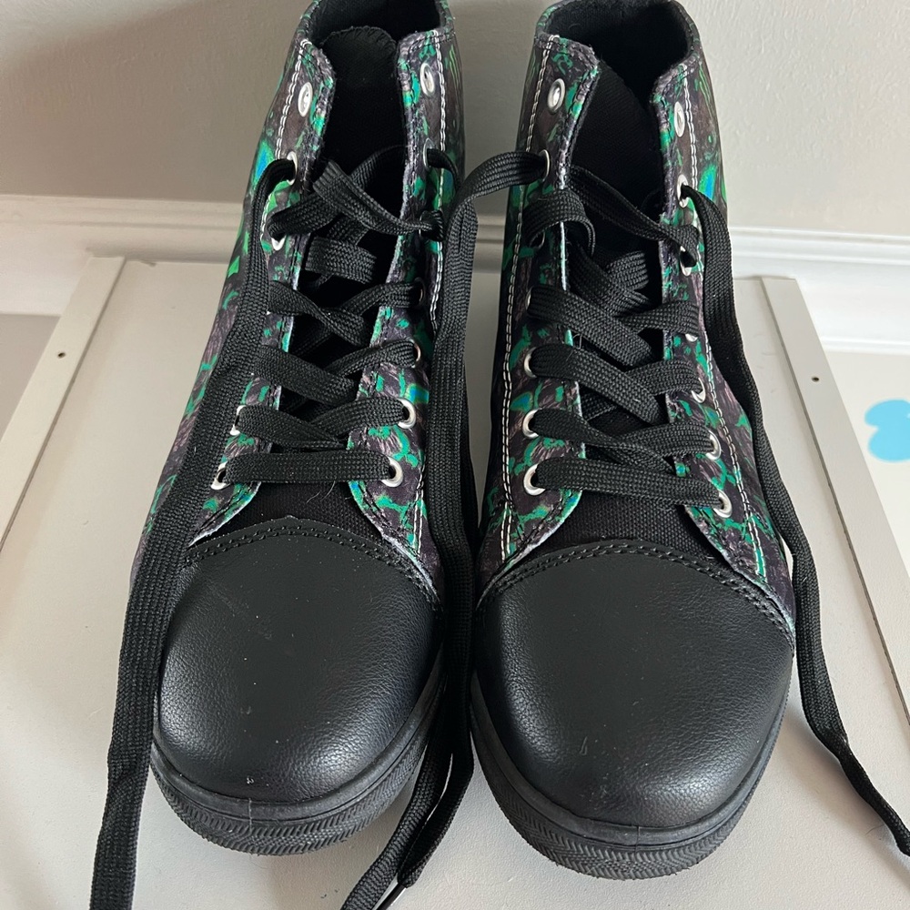 High-Top Sneakers with Skull Design - Black and Green size 10 - Picture 2 of 5